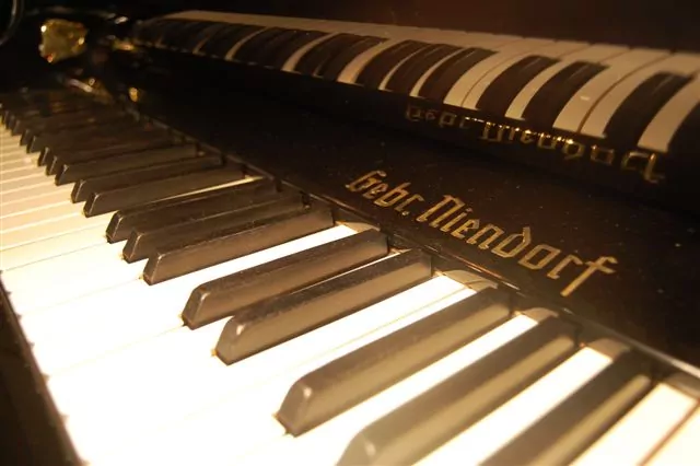 Fortepian czarny lakierowany