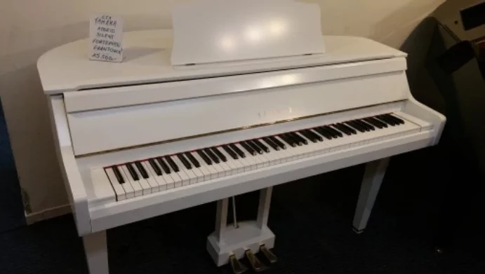 Biały fortepian hybrydowy GranTouch GT1 YAMAHA