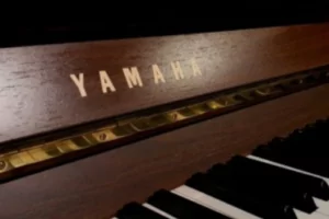 pianino YAMAHA E108 orzech Japan 5mln